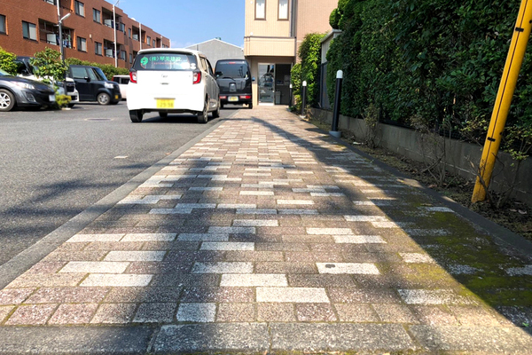神奈川県 マンション通路ローラーストーン施工 イメージ1