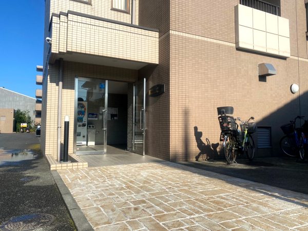 神奈川県 マンション通路ローラーストーン施工 イメージ3
