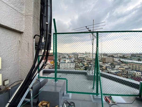 神奈川県横浜市 ビル屋上メッシュフェンス復旧工事 イメージ4