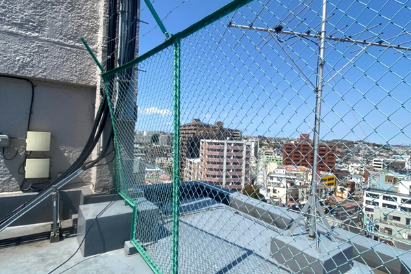 神奈川県横浜市 ビル屋上メッシュフェンス復旧工事 イメージ2
