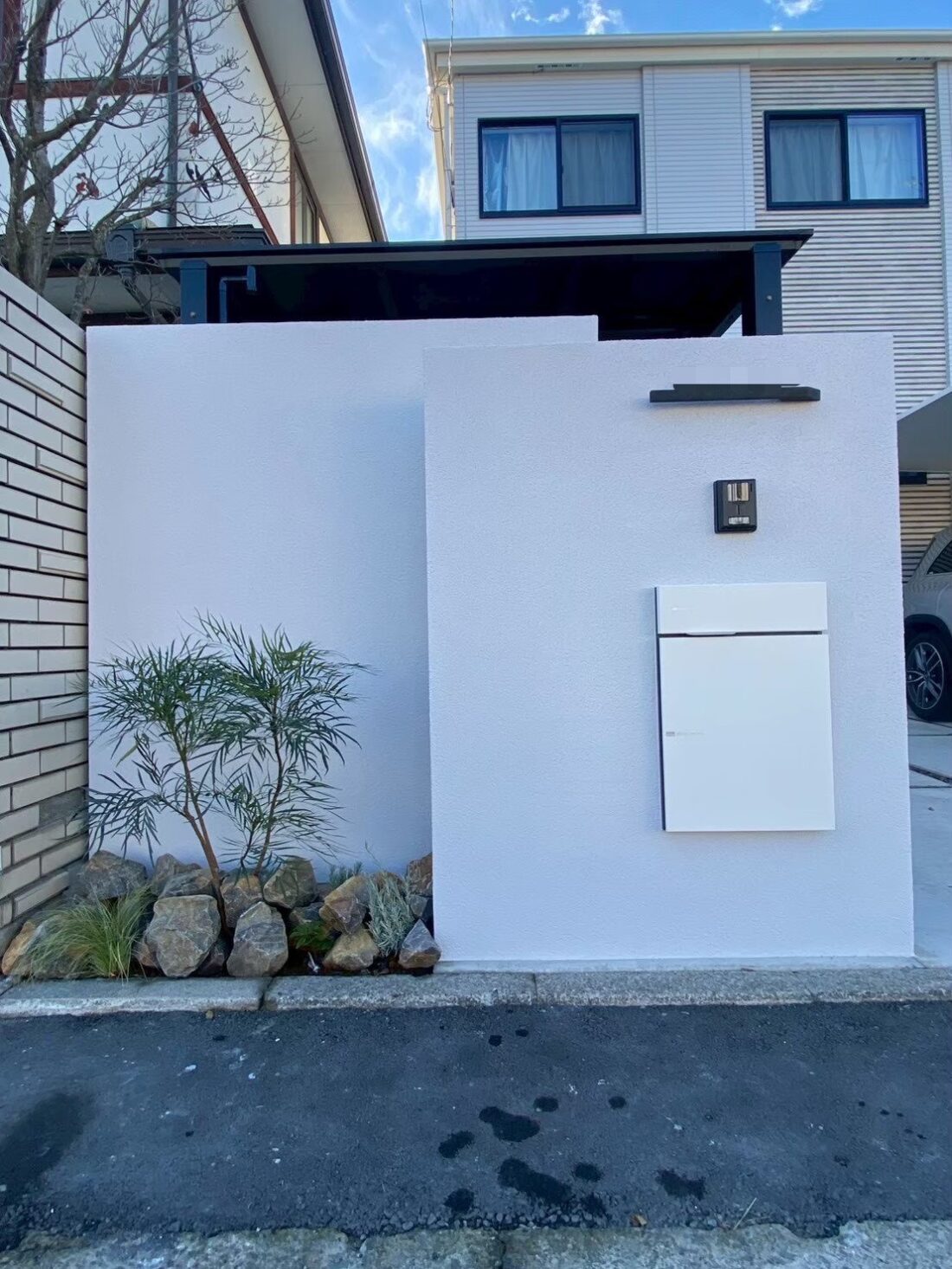 視線対策×デザイン性を備えたセミクローズ外構リフォーム イメージ2